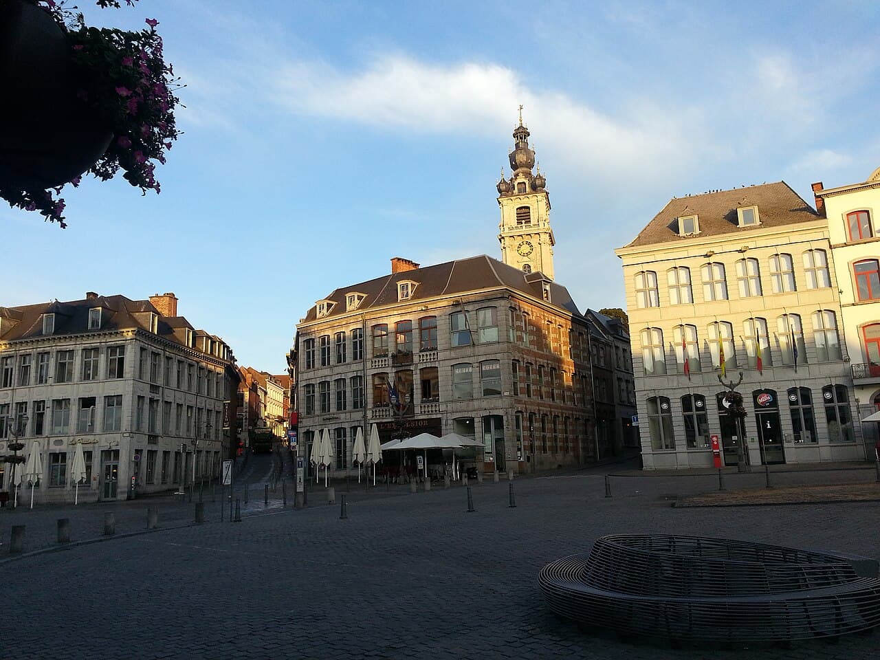 La Grand-Place et le beffroi de Mons