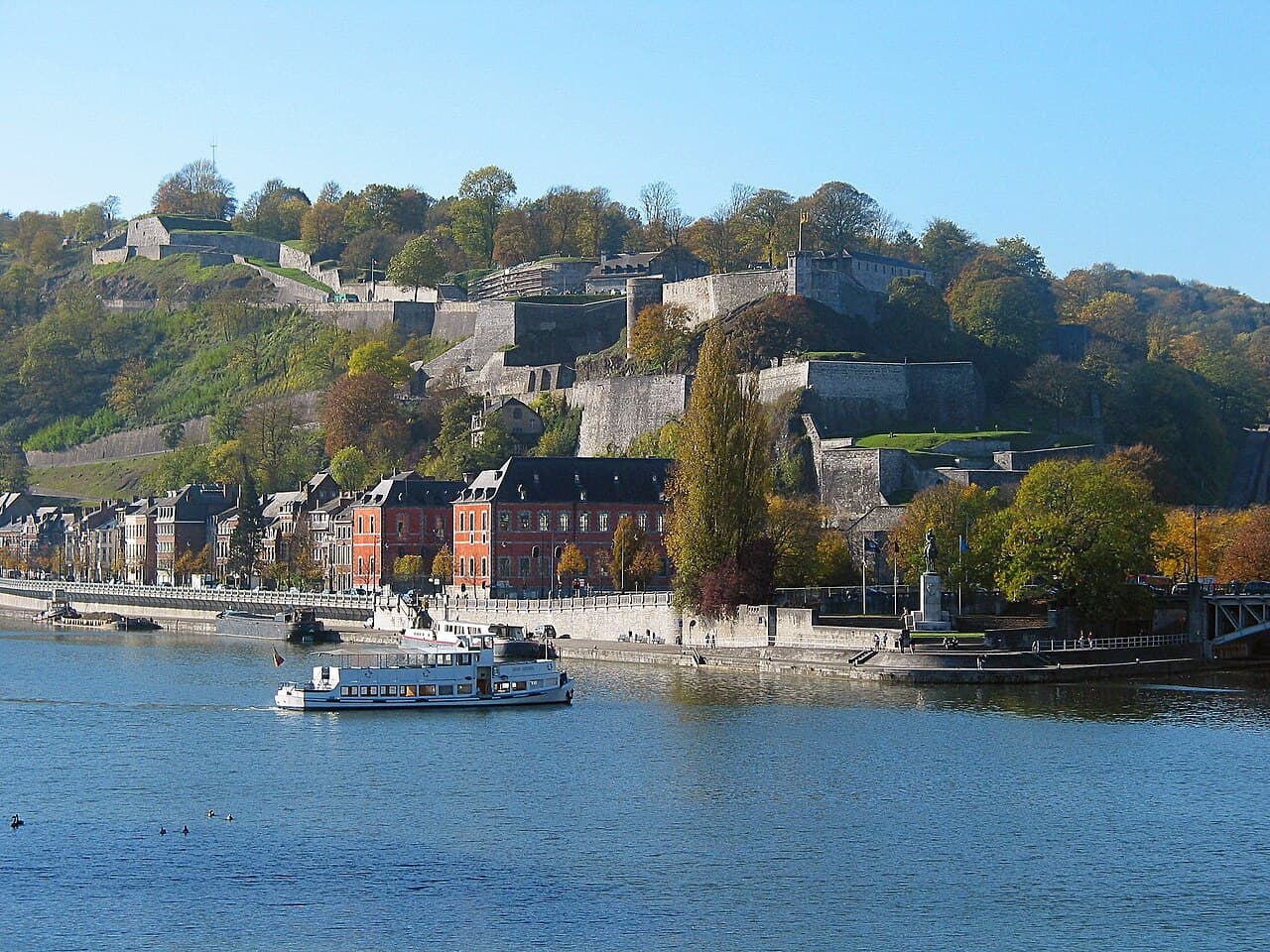 La citadelle de Namur au-dessus de la Meuse